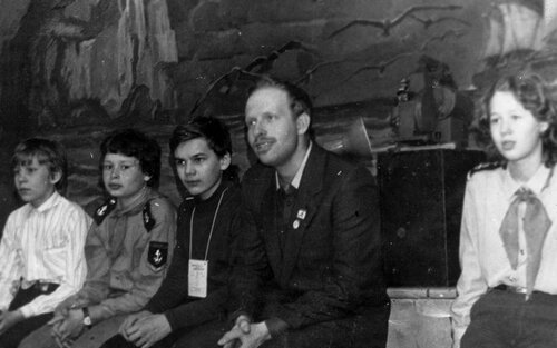 1989-09 Ленчевский Коля, Пан Володя, Колесников Саша, Сучкова Милана перед кино